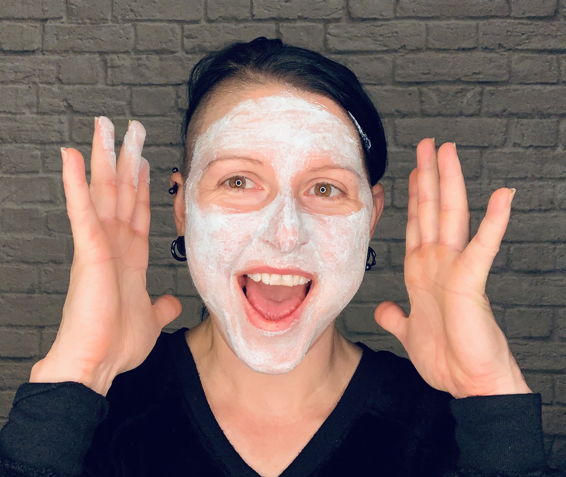 Adrienne Harvey of GiryaGirl trying the Fré Skincare Detox Me Post-workout mask
